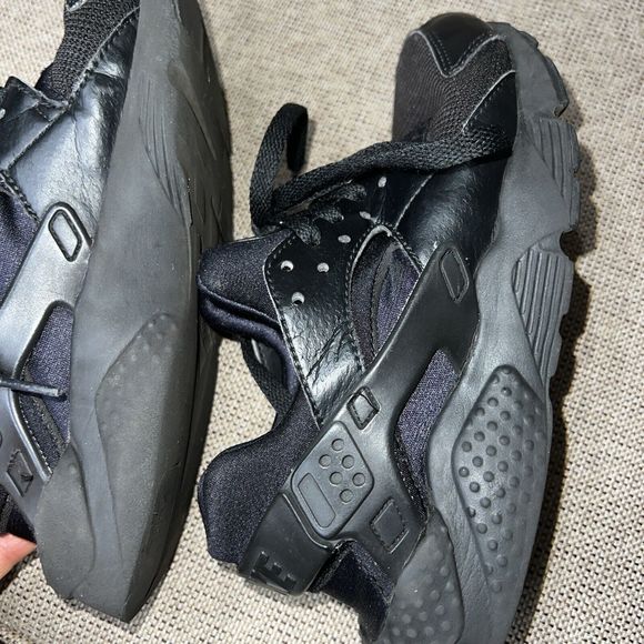 Size 4.5 Boys- Nike Huarache Run Low Triple Black Sneaker - Picture 7 of 8